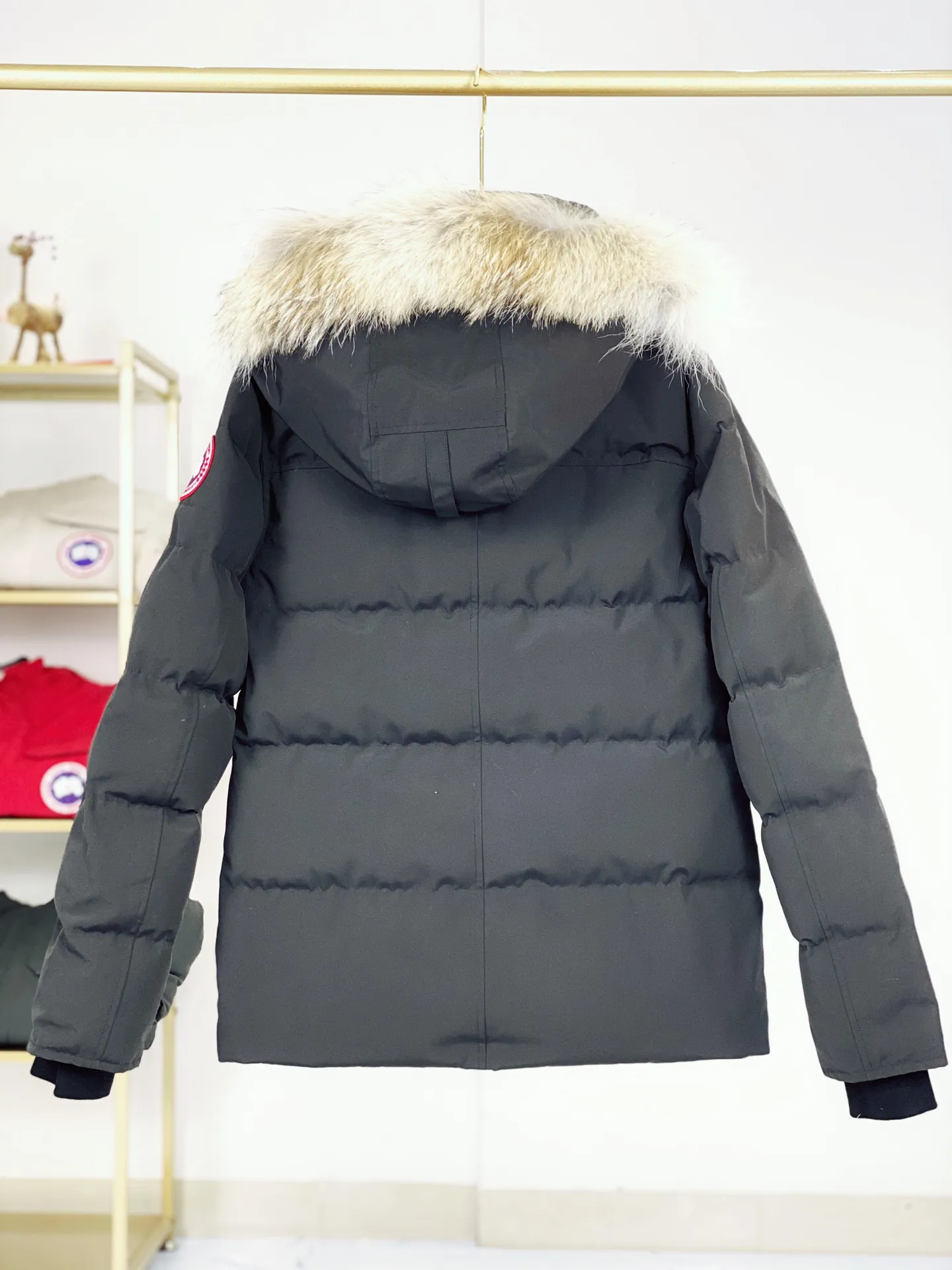 P820 Canada goose/Canada Goose Wyndham 388M 29 parka down jackets, genuine original version, you need to compare with the genuine product at any time, all accessories are customized from the original factory 💯The softness and hardness of the fabric are compared with the genuine ones, and they can be restored by kneading at will (fabric misunderstanding: fabrics that are not high hardness are waterproof. Only when you buy the latest genuine version this year will you notice the softness and comfort of the fabric) 💯Authentic white duck down is synchronized with the down Fluffy and not clumping, filled with electronically controlled down filling machine. 💯Customized zippers with authentic YKK military-grade copper core zipper pulls. High hardness and no jamming. 💯The fur collar is purchased from Western Canada coyote skin and is customized. Zipper cord, pocket label, back label, collar velvet, velcro fasteners, cuffs, all details are updated simultaneously with the original version, the best version, the most complete color matching, the fighter in the world 29, battle various worldly goods, size: XS-XXL (size chart attached below), color: as shown below